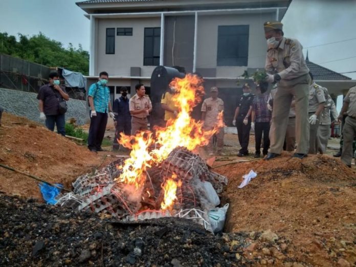 PEMUSNAHAN. Sejumlah pihak memusnahkan ribuan telur dan ayam serta bibit tanaman asal Malaysia dengan cara dibakar, Jumat (5/10)—Warga for RK