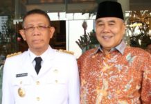 Akip Optimis Maju ke Senayan BERSAMA GUBERNUR. Mochamad Akip (kanan) bersama Sutarmidji beberapa saat sebelum dilantik sebagai Gubernur Kalbar di Jakarta beberapa waktu lalu. Dokumen RK