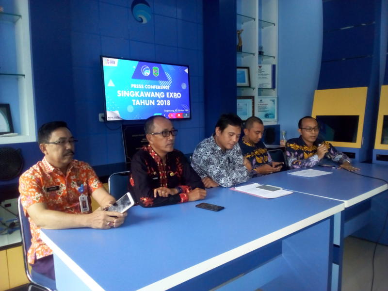 SINGKAWANG EXPO. Sejumlah pihak memberikan keterangan pers di Media Center Diskominfo Singkawang, Selasa (2/10)-- SUHENDRA