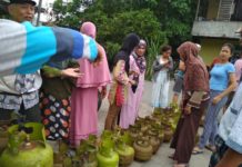 Langka, Warga Antre Beli Gas Subsidi