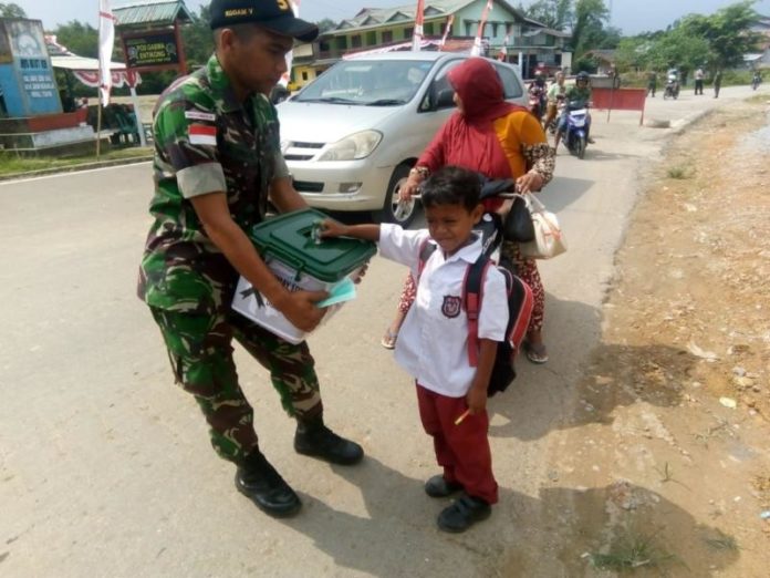 PEDULI SESAMA. I'il menyumbangkan uang jajannya untuk korban gempa dan tsunami Sulteng di Posko Penggalangan Dana di depan Pos Kotis Satgas Pamtas, Jalan Lintas Negara Malindo Entikong, Sanggau belum lama ini. Posko Penggalanan Dana for RK