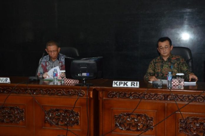 KAD ANTI KORUPSI. Sutarmidji mengikuti rapat pembahasan rencana aksi dan penyelarasan pembentukan KAD Anti Korupsi Kalbar di Balai Petitih Kantor Gubernur Kalbar, Kamis (4/10). Humas Pemprov for RK