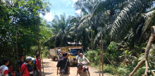 Puluhan Petani Pagar Jalan Perusahaan