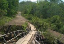 Lintasi Sungai, Sepeda Motor Ditandu