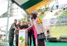 Ciptakan 153 Inovasi, Pemkot Laboratorium Inovasi Daerah SIRINE. Edi Rusdi Kamtono bersama pejabat lainnya menekan tombol sirine sebagai tanda dibukanya Pontianak Expo 2018 di PCC, Jumat (10/19). Nova Sari-RK