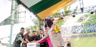 Ciptakan 153 Inovasi, Pemkot Laboratorium Inovasi Daerah SIRINE. Edi Rusdi Kamtono bersama pejabat lainnya menekan tombol sirine sebagai tanda dibukanya Pontianak Expo 2018 di PCC, Jumat (10/19). Nova Sari-RK
