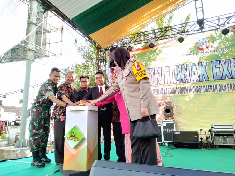 SIRINE. Edi Rusdi Kamtono bersama pejabat lainnya menekan tombol sirine sebagai tanda dibukanya Pontianak Expo 2018 di PCC, Jumat (10/19). Nova Sari-RK