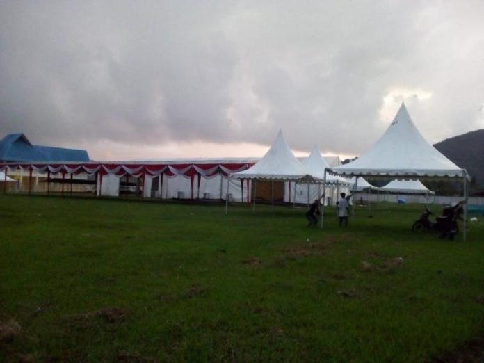 HAMPIR RAMPUNG. Persiapan panitia dalam rangka Singkawang Expo 2018 di stadion Kridasana, Singkawang, Rabu (10/10). Suhendra-RK