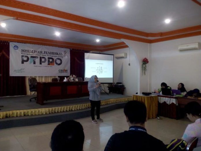 SOSIALISASI. Suryani Lasari memberikan materi Sosialisasi Pendidikan Pencegahan TPPO di Aula Hotel Sentosa Singkawang, Kamis (11/10)--SUHENDRA