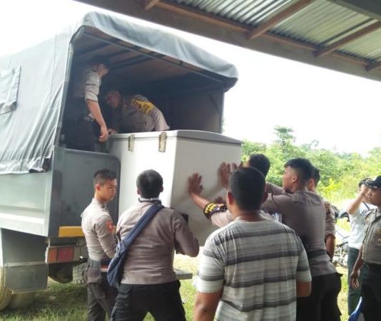 Diduga Disewa Warga Malaysia, Gudang Penyimpanan Barang Ilegal Digerebek Polisi Sejumlah barang disita polisi, ketika penggerebekan gudang ilegal di Dusun Kuya Desa Lubuk Sabuk Kecamatan Sekayam, Sabtu (20/10)--ist