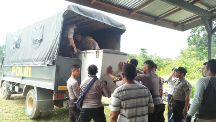 Sejumlah barang disita polisi, ketika penggerebekan gudang ilegal di Dusun Kuya Desa Lubuk Sabuk Kecamatan Sekayam, Sabtu (20/10)--ist