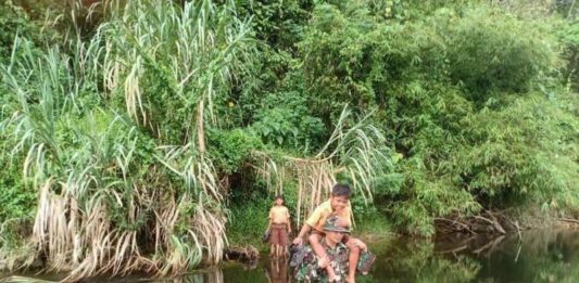 Demi Cerdaskan Anak Perbatasan, Tiap Hari Prajurit TNI Seberangi Sungai