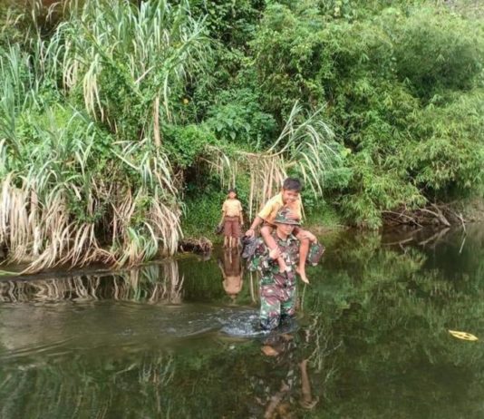 Demi Cerdaskan Anak Perbatasan, Tiap Hari Prajurit TNI Seberangi Sungai