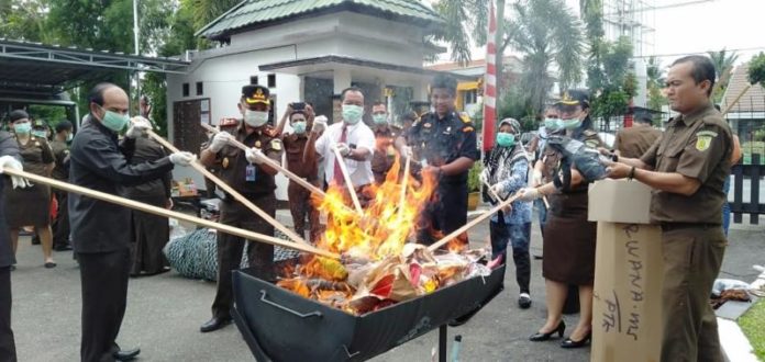 PEMUSNAHAN. Kepala Kejari Pontianak Refli bersama Kepala PN Pontianak Erwin Dong, serta perwakilan dari Polresta Pontianak memusnahkan sejumlah barang bukti perkara pidana umum di Kantor Kejari Pontianak, Selasa (30/10)--Abdul Halikurrahman