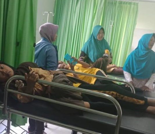 Diduga Akibat Jajan Pentol Bakar