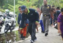 Bupati Citra Punguti Sampah di Pantai Pulau Datuk