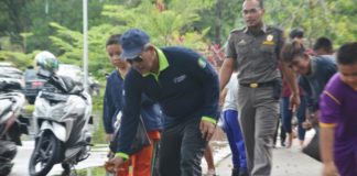 Bupati Citra Punguti Sampah di Pantai Pulau Datuk