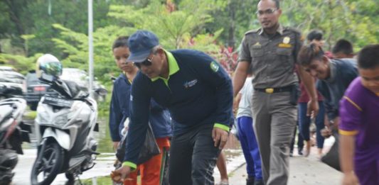 Bupati Citra Punguti Sampah di Pantai Pulau Datuk