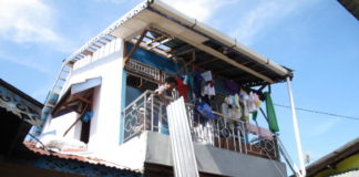 Sambil Gendong Bayinya, Jumarti Nangis Gemetaran