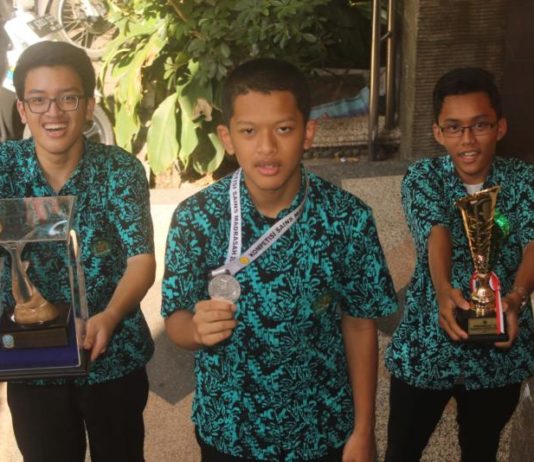 Siswa MTsN 1 Malang Bikin Alat Produksi Garam Antimusim