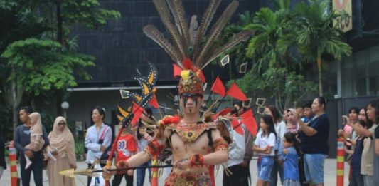 Sabet Gelar King of Parade, Kostum Mahasiswa Polnep Ini Singkirkan 41 Peserta Lainnya