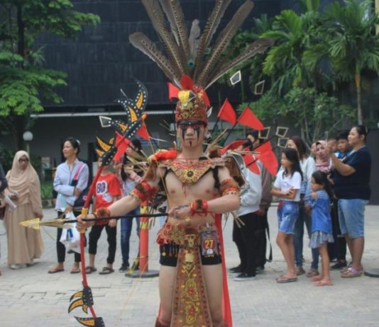 Sabet Gelar King of Parade, Kostum Mahasiswa Polnep Ini Singkirkan 41 Peserta Lainnya
