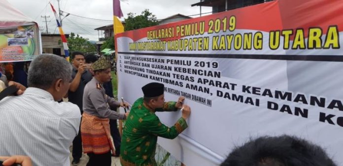 Kampanye Damai. Wabup Kayong Utara, H Effendi Ahmad menyiarkan kampanye damai untuk Pemilu 2019 di Desa Teluk Melano, Kecamatan Simpang Hilir. Kamiriluddin/RK.