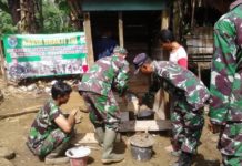TNI dan Warga Gotong Royong Bangun Jamban