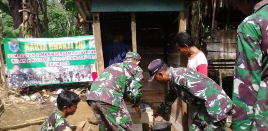 TNI dan Warga Gotong Royong Bangun Jamban