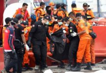 (Lagi) Tiga Korban Teridentifikasi JENAZAH. Petugas Basarnas mengangkat kantong jenazah korban jatuh pesawat Lion Air JT 610 di Posko Terpadu JICT, Tanjung Periok, Jakarta, Sabtu (3/11). Hendra Eka/Jawa Pos