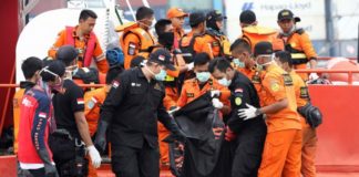 (Lagi) Tiga Korban Teridentifikasi JENAZAH. Petugas Basarnas mengangkat kantong jenazah korban jatuh pesawat Lion Air JT 610 di Posko Terpadu JICT, Tanjung Periok, Jakarta, Sabtu (3/11). Hendra Eka/Jawa Pos