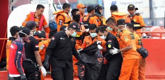 (Lagi) Tiga Korban Teridentifikasi JENAZAH. Petugas Basarnas mengangkat kantong jenazah korban jatuh pesawat Lion Air JT 610 di Posko Terpadu JICT, Tanjung Periok, Jakarta, Sabtu (3/11). Hendra Eka/Jawa Pos