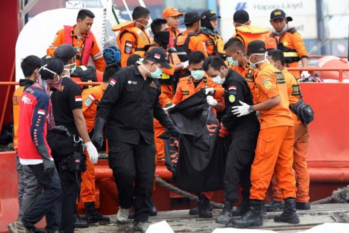 JENAZAH. Petugas Basarnas mengangkat kantong jenazah korban jatuh pesawat Lion Air JT 610 di Posko Terpadu JICT, Tanjung Periok, Jakarta, Sabtu (3/11). Hendra Eka/Jawa Pos