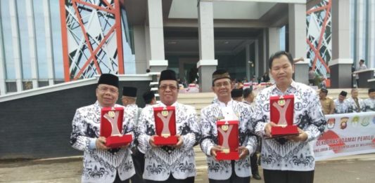 Empat Lembaga dan Instansi di Landak Terima PGRI Award 2018