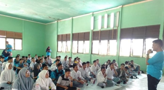 Tali Kawat Layangan Akibatkan Pasokan Listrik Terputus