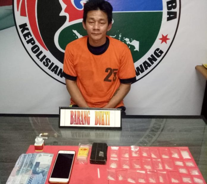 PELAKU NARKOBA. Tersangka Aphen dan barang buktinya yang dibekuk Polres Singkawang. Polisi for RK