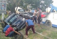 Sopir Meleng Sebentar, dan Pickup Hitamnya pun Nyium Got di Arteri Supadio