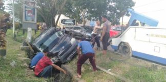 Sopir Meleng Sebentar, dan Pickup Hitamnya pun Nyium Got di Arteri Supadio