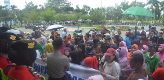 Puluhan Warga Tuntut Penyelesaian Sengketa Batas