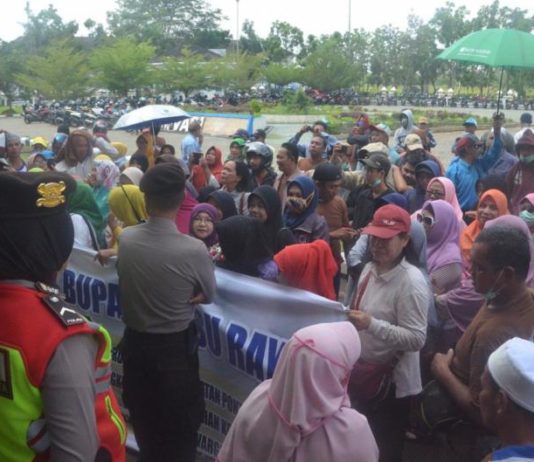 Puluhan Warga Tuntut Penyelesaian Sengketa Batas