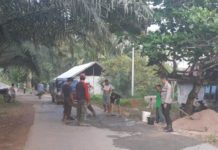 Gotong Royong Tambal Lubang Jalan