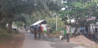 Gotong Royong Tambal Lubang Jalan