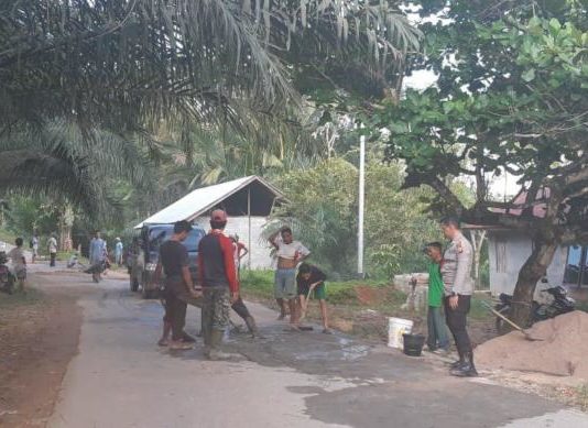 Gotong Royong Tambal Lubang Jalan