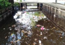 Sampah Plastik Kiriman Dibawa air Pasang Cemari Parit Purnama