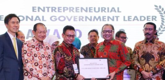 Edi Kamtono Raih Wali Kota Enterpreneur