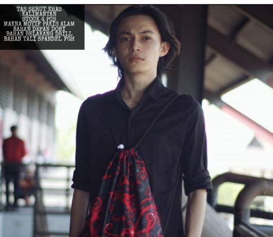 Bergaya dengan Aksesori Motif Dayak