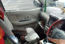 Pecah Kaca Mobil di Depan Kantor Disdukcapil Sintang