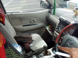 Pecah Kaca Mobil di Depan Kantor Disdukcapil Sintang