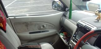 Pecah Kaca Mobil di Depan Kantor Disdukcapil Sintang