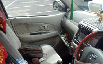 Pecah Kaca Mobil di Depan Kantor Disdukcapil Sintang